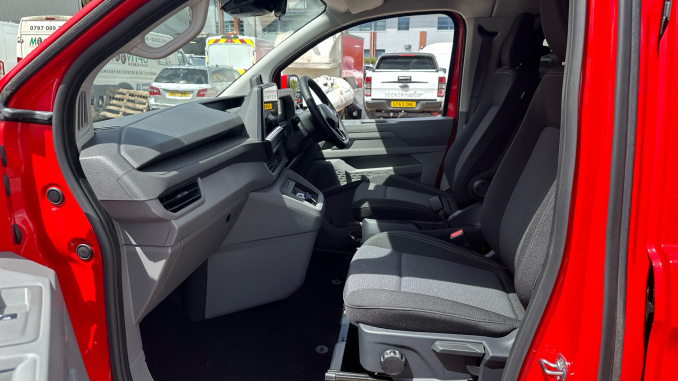 Volkswagen Transporter T32 Swb Diesel 2.0 TDI 170 Commerce Pro Kombi Van Auto [5 Plus] - Image 2